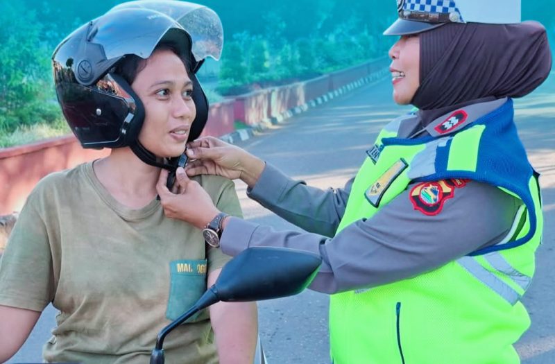 Personel Unit Kamsel Sat Lantas Polres Bima Kota memberikan edukasi keselamatan berlalu lintas kepada pengendara di Lampu Merah Gunung Dua, Kota Bima.