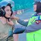 Personel Unit Kamsel Sat Lantas Polres Bima Kota memberikan edukasi keselamatan berlalu lintas kepada pengendara di Lampu Merah Gunung Dua, Kota Bima.