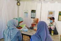 Petugas kesehatan memberikan pelayanan medis kepada peserta dan pengunjung selama pelaksanaan MTQ XXXI Tingkat Provinsi NTB di Kabupaten Lombok Tengah.