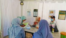 Petugas kesehatan memberikan pelayanan medis kepada peserta dan pengunjung selama pelaksanaan MTQ XXXI Tingkat Provinsi NTB di Kabupaten Lombok Tengah.