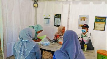 Petugas kesehatan memberikan pelayanan medis kepada peserta dan pengunjung selama pelaksanaan MTQ XXXI Tingkat Provinsi NTB di Kabupaten Lombok Tengah.