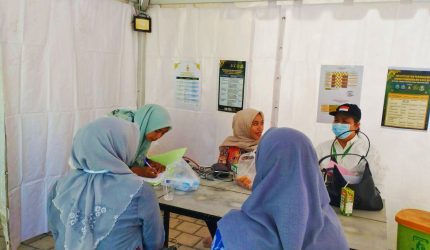 Petugas kesehatan siaga memberikan pelayanan medis kepada peserta MTQ XXXI NTB di Lombok Tengah.