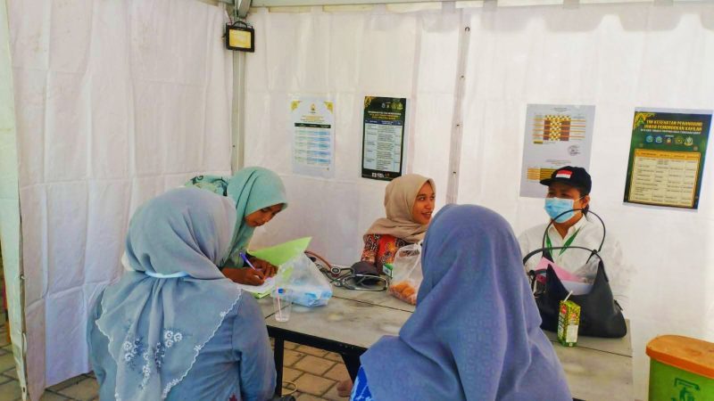 Petugas kesehatan memberikan pelayanan medis kepada peserta dan pengunjung selama pelaksanaan MTQ XXXI Tingkat Provinsi NTB di Kabupaten Lombok Tengah.