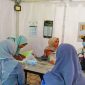 Petugas kesehatan memberikan pelayanan medis kepada peserta dan pengunjung selama pelaksanaan MTQ XXXI Tingkat Provinsi NTB di Kabupaten Lombok Tengah.