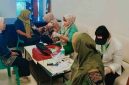 Tim kesehatan memeriksa kondisi peserta MTQ XXXI NTB yang mengalami keluhan kesehatan selama pelaksanaan lomba di Lombok Tengah.