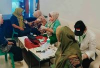 Tim kesehatan memeriksa kondisi peserta MTQ XXXI NTB yang mengalami keluhan kesehatan selama pelaksanaan lomba di Lombok Tengah.
