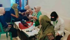 Tim kesehatan memeriksa kondisi peserta MTQ XXXI NTB yang mengalami keluhan kesehatan selama pelaksanaan lomba di Lombok Tengah.