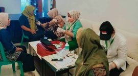 Tim kesehatan memeriksa kondisi peserta MTQ XXXI NTB yang mengalami keluhan kesehatan selama pelaksanaan lomba di Lombok Tengah.