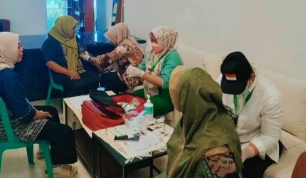 Petugas medis memeriksa kesehatan peserta MTQ XXXI NTB yang mengalami ISPA dan hipertensi di Lombok Tengah.