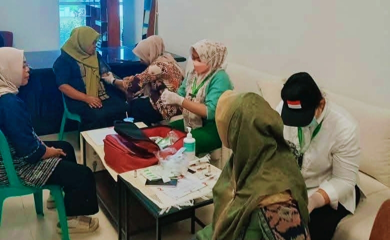 Tim kesehatan memeriksa kondisi peserta MTQ XXXI NTB yang mengalami keluhan kesehatan selama pelaksanaan lomba di Lombok Tengah.