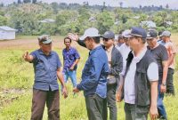 Sabtu, 9 Mei 2026, rombongan Dinas Peternakan dan Kesehatan Hewan Kabupaten Bima bersama Dinas PUPR Kabupaten Bima mendampingi Direktur Hilirisasi Hasil Peternakan Kementerian Pertanian RI, Dr. drh. Makmun Junaidin, M.Sc., beserta rombongan saat melakukan kunjungan kerja dan peninjauan langsung lokasi calon kawasan hilirisasi peternakan di Desa Madawau dan Desa Tolonggeru, Kecamatan Madapangga, Kabupaten Bima.
