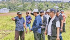 Sabtu, 9 Mei 2026, rombongan Dinas Peternakan dan Kesehatan Hewan Kabupaten Bima bersama Dinas PUPR Kabupaten Bima mendampingi Direktur Hilirisasi Hasil Peternakan Kementerian Pertanian RI, Dr. drh. Makmun Junaidin, M.Sc., beserta rombongan saat melakukan kunjungan kerja dan peninjauan langsung lokasi calon kawasan hilirisasi peternakan di Desa Madawau dan Desa Tolonggeru, Kecamatan Madapangga, Kabupaten Bima.
