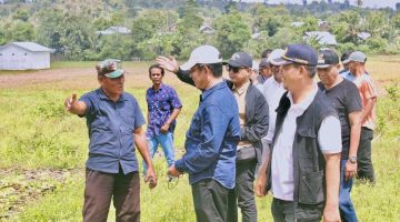 Sabtu, 9 Mei 2026, rombongan Dinas Peternakan dan Kesehatan Hewan Kabupaten Bima bersama Dinas PUPR Kabupaten Bima mendampingi Direktur Hilirisasi Hasil Peternakan Kementerian Pertanian RI, Dr. drh. Makmun Junaidin, M.Sc., beserta rombongan saat melakukan kunjungan kerja dan peninjauan langsung lokasi calon kawasan hilirisasi peternakan di Desa Madawau dan Desa Tolonggeru, Kecamatan Madapangga, Kabupaten Bima.