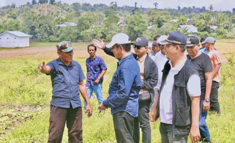 Sabtu, 9 Mei 2026, rombongan Dinas Peternakan dan Kesehatan Hewan Kabupaten Bima bersama Dinas PUPR Kabupaten Bima mendampingi Direktur Hilirisasi Hasil Peternakan Kementerian Pertanian RI, Dr. drh. Makmun Junaidin, M.Sc., beserta rombongan saat melakukan kunjungan kerja dan peninjauan langsung lokasi calon kawasan hilirisasi peternakan di Desa Madawau dan Desa Tolonggeru, Kecamatan Madapangga, Kabupaten Bima.