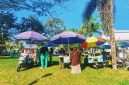 Sejumlah pelaku UMKM melayani pengunjung di kawasan Masjid Agung Praya, Lombok Tengah, saat pelaksanaan MTQ XXXI Tingkat Provinsi NTB. Kehadiran ribuan peserta dan pengunjung memberikan dampak positif terhadap peningkatan omzet pedagang lokal.
