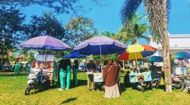 Sejumlah pelaku UMKM melayani pengunjung di kawasan Masjid Agung Praya, Lombok Tengah, saat pelaksanaan MTQ XXXI Tingkat Provinsi NTB. Kehadiran ribuan peserta dan pengunjung memberikan dampak positif terhadap peningkatan omzet pedagang lokal.