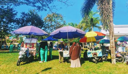 Pedagang UMKM melayani pengunjung MTQ XXXI NTB di kawasan Masjid Agung Praya Lombok Tengah dengan peningkatan omzet selama kegiatan berlangsung.