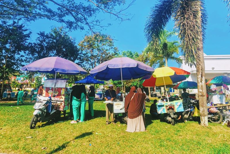 Sejumlah pelaku UMKM melayani pengunjung di kawasan Masjid Agung Praya, Lombok Tengah, saat pelaksanaan MTQ XXXI Tingkat Provinsi NTB. Kehadiran ribuan peserta dan pengunjung memberikan dampak positif terhadap peningkatan omzet pedagang lokal.