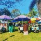 Sejumlah pelaku UMKM melayani pengunjung di kawasan Masjid Agung Praya, Lombok Tengah, saat pelaksanaan MTQ XXXI Tingkat Provinsi NTB. Kehadiran ribuan peserta dan pengunjung memberikan dampak positif terhadap peningkatan omzet pedagang lokal.