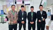 Tim Fahmil Al-Qur'an Putra Kabupaten Sumbawa Barat berfoto usai meraih juara pertama pada babak final MTQ XXXI Tingkat Provinsi NTB di Lombok Tengah. Tim gabungan dari tiga lembaga pendidikan tersebut berhasil meraih nilai tertinggi dan menargetkan prestasi di tingkat nasional.