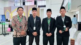 Tim Fahmil Al-Qur'an Putra Kabupaten Sumbawa Barat berfoto usai meraih juara pertama pada babak final MTQ XXXI Tingkat Provinsi NTB di Lombok Tengah. Tim gabungan dari tiga lembaga pendidikan tersebut berhasil meraih nilai tertinggi dan menargetkan prestasi di tingkat nasional.