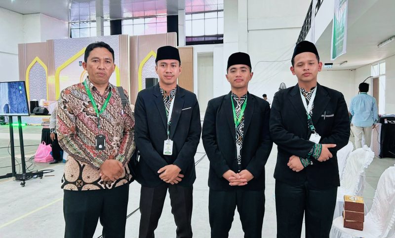 Tim Fahmil Al-Qur'an Putra Kabupaten Sumbawa Barat berfoto usai meraih juara pertama pada babak final MTQ XXXI Tingkat Provinsi NTB di Lombok Tengah. Tim gabungan dari tiga lembaga pendidikan tersebut berhasil meraih nilai tertinggi dan menargetkan prestasi di tingkat nasional.