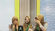 Tim Fahmil Al-Qur'an Putri Kabupaten Lombok Timur berfoto usai meraih juara pertama pada babak final Fahmil Al-Qur'an MTQ XXXI Tingkat Provinsi NTB Tahun 2026 di Lombok Tengah, Minggu (14/6/2026).
