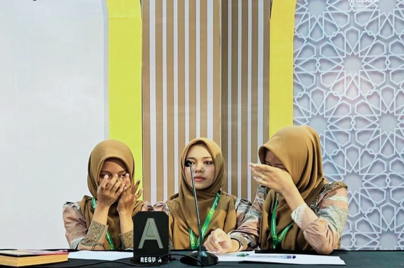 Tim Fahmil Al-Qur'an Putri Kabupaten Lombok Timur berfoto usai meraih juara pertama pada babak final Fahmil Al-Qur'an MTQ XXXI Tingkat Provinsi NTB Tahun 2026 di Lombok Tengah, Minggu (14/6/2026).