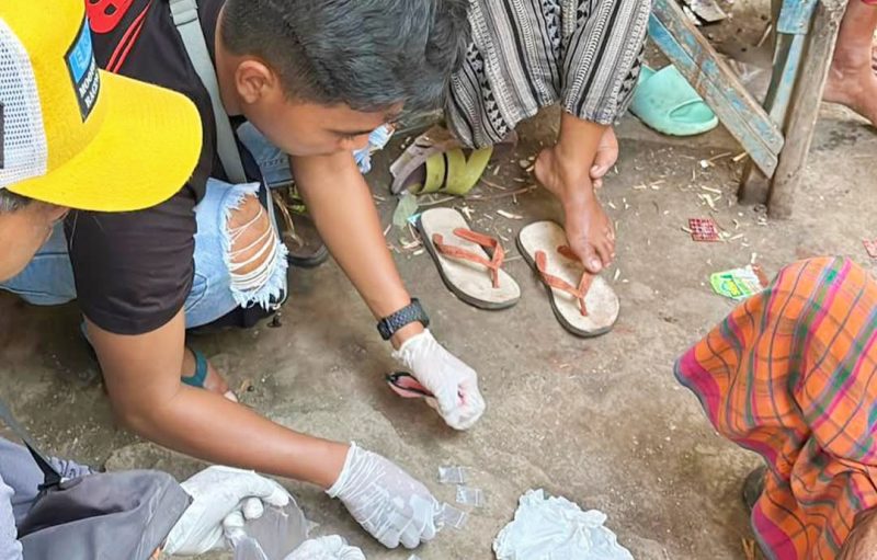 Personel gabungan Polres Bima Kota saat melakukan operasi penegakan hukum di Kelurahan Kumbe, Kecamatan Rasanae Timur, Kota Bima, yang mengamankan sembilan terduga pelaku, termasuk dua perempuan, beserta barang bukti narkotika jenis sabu.
