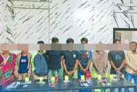 Sembilan terduga pelaku yang diamankan dalam operasi penggerebekan Kampung Rawan Narkoba di Kelurahan Kumbe, Kecamatan Rasanae Timur, Kota Bima, bersama sejumlah barang bukti berupa sabu, alat hisap (bong), timbangan digital, telepon genggam, serta perlengkapan yang diduga digunakan dalam aktivitas peredaran dan penyalahgunaan narkotika, Sabtu (13/6/2026).
