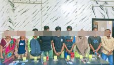 Sembilan terduga pelaku yang diamankan dalam operasi penggerebekan Kampung Rawan Narkoba di Kelurahan Kumbe, Kecamatan Rasanae Timur, Kota Bima, bersama sejumlah barang bukti berupa sabu, alat hisap (bong), timbangan digital, telepon genggam, serta perlengkapan yang diduga digunakan dalam aktivitas peredaran dan penyalahgunaan narkotika, Sabtu (13/6/2026).