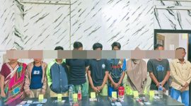 Sembilan terduga pelaku yang diamankan dalam operasi penggerebekan Kampung Rawan Narkoba di Kelurahan Kumbe, Kecamatan Rasanae Timur, Kota Bima, bersama sejumlah barang bukti berupa sabu, alat hisap (bong), timbangan digital, telepon genggam, serta perlengkapan yang diduga digunakan dalam aktivitas peredaran dan penyalahgunaan narkotika, Sabtu (13/6/2026).