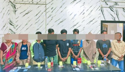 Sembilan terduga pelaku narkoba beserta barang bukti sabu, timbangan digital, alat hisap, dan telepon genggam diamankan Polres Bima Kota dalam penggerebekan Kampung Narkoba Kumbe di Rasanae Timur, Kota Bima.