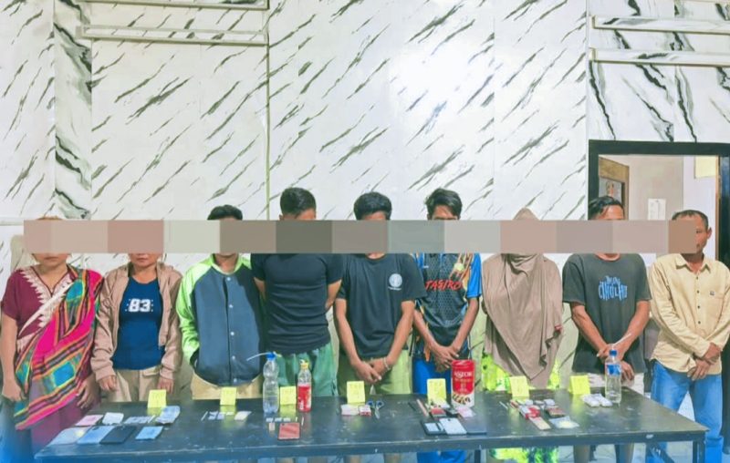 Sembilan terduga pelaku yang diamankan dalam operasi penggerebekan Kampung Rawan Narkoba di Kelurahan Kumbe, Kecamatan Rasanae Timur, Kota Bima, bersama sejumlah barang bukti berupa sabu, alat hisap (bong), timbangan digital, telepon genggam, serta perlengkapan yang diduga digunakan dalam aktivitas peredaran dan penyalahgunaan narkotika, Sabtu (13/6/2026).