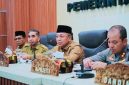 Wali Kota Bima H. A. Rahman H. Abidin memimpin rapat koordinasi stabilitas distribusi LPG 3 Kg bersama Forkopimda, camat, lurah, dan OPD di Aula Maja Labo Dahu Kota Bima.