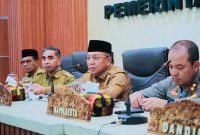 Wali Kota Bima H. A. Rahman H. Abidin memimpin rapat koordinasi stabilitas distribusi LPG 3 Kg bersama Forkopimda, camat, lurah, dan OPD di Aula Maja Labo Dahu Kota Bima.