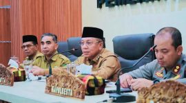 Wali Kota Bima H. A. Rahman H. Abidin memimpin rapat koordinasi stabilitas distribusi LPG 3 Kg bersama Forkopimda, camat, lurah, dan OPD di Aula Maja Labo Dahu Kota Bima.