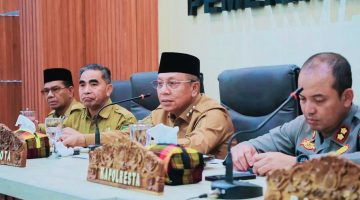 Wali Kota Bima H. A. Rahman H. Abidin memimpin rapat koordinasi stabilitas distribusi LPG 3 Kg bersama Forkopimda, camat, lurah, dan OPD di Aula Maja Labo Dahu Kota Bima.