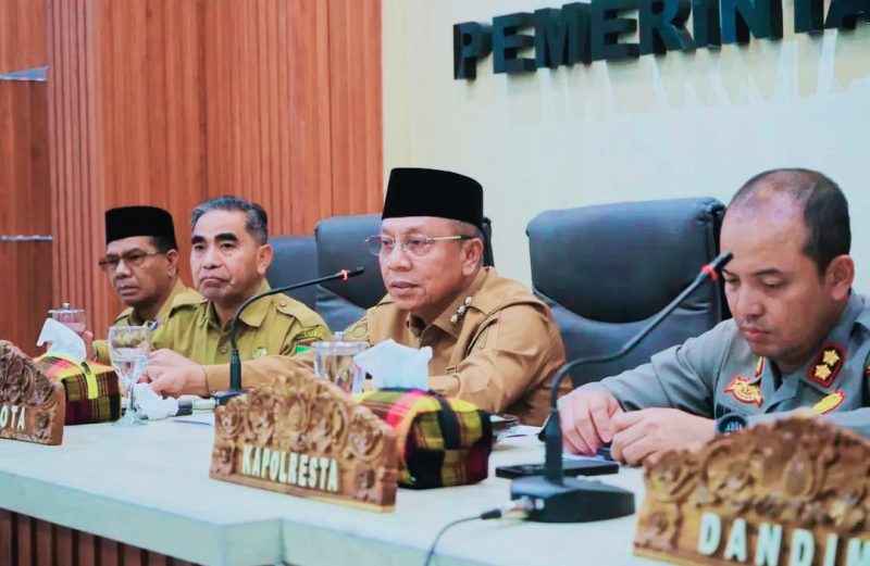 Wali Kota Bima H. A. Rahman H. Abidin memimpin rapat koordinasi stabilitas distribusi LPG 3 Kg bersama Forkopimda, camat, lurah, dan OPD di Aula Maja Labo Dahu Kota Bima.