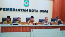 Suasana rapat koordinasi dan pembahasan distribusi LPG 3 Kg bersubsidi di Kota Bima yang melibatkan DPRD, Pemerintah Kota Bima, aparat kepolisian, dan TNI untuk mengatasi kelangkaan serta lonjakan harga gas subsidi.