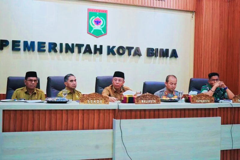 Suasana rapat koordinasi dan pembahasan distribusi LPG 3 Kg bersubsidi di Kota Bima yang melibatkan DPRD, Pemerintah Kota Bima, aparat kepolisian, dan TNI untuk mengatasi kelangkaan serta lonjakan harga gas subsidi.