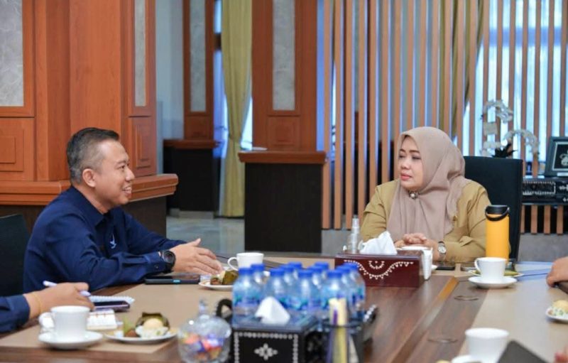 Kepala BBPOM Mataram Yogi Abaso memaparkan program prioritas tahun 2026 kepada Wakil Gubernur NTB, termasuk penguatan pengawasan obat ilegal dan Program Kabupaten/Kota Pangan Aman.