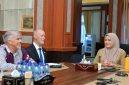 Wakil Gubernur NTB Indah Dhamayanti Putri atau akrab disapa Umi Dinda menerima kunjungan Konsul Politik dan Ekonomi Amerika Serikat John McDaniel bersama tim Ambassadors Water Expert Program (AWEP) di Ruang Kerja Wakil Gubernur NTB untuk membahas pengelolaan sumber daya air dan dampak lingkungan di NTB.