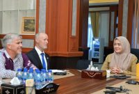 Wakil Gubernur NTB Indah Dhamayanti Putri atau akrab disapa Umi Dinda menerima kunjungan Konsul Politik dan Ekonomi Amerika Serikat John McDaniel bersama tim Ambassadors Water Expert Program (AWEP) di Ruang Kerja Wakil Gubernur NTB untuk membahas pengelolaan sumber daya air dan dampak lingkungan di NTB.