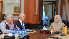 Wakil Gubernur NTB Indah Dhamayanti Putri atau akrab disapa Umi Dinda menerima kunjungan Konsul Politik dan Ekonomi Amerika Serikat John McDaniel bersama tim Ambassadors Water Expert Program (AWEP) di Ruang Kerja Wakil Gubernur NTB untuk membahas pengelolaan sumber daya air dan dampak lingkungan di NTB.