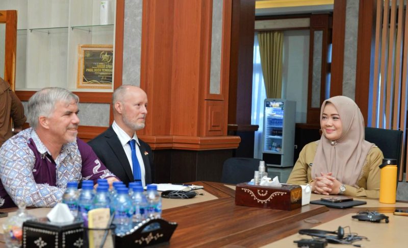 Wakil Gubernur NTB Indah Dhamayanti Putri atau akrab disapa Umi Dinda menerima kunjungan Konsul Politik dan Ekonomi Amerika Serikat John McDaniel bersama tim Ambassadors Water Expert Program (AWEP) di Ruang Kerja Wakil Gubernur NTB untuk membahas pengelolaan sumber daya air dan dampak lingkungan di NTB.