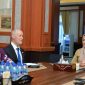 Wakil Gubernur NTB Indah Dhamayanti Putri atau akrab disapa Umi Dinda menerima kunjungan Konsul Politik dan Ekonomi Amerika Serikat John McDaniel bersama tim Ambassadors Water Expert Program (AWEP) di Ruang Kerja Wakil Gubernur NTB untuk membahas pengelolaan sumber daya air dan dampak lingkungan di NTB.
