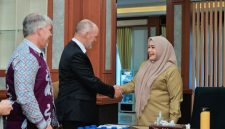 Wakil Gubernur NTB Indah Dhamayanti Putri atau akrab disapa Umi Dinda menerima kunjungan Konsulat Jenderal Amerika Serikat bersama tim Ambassadors Water Expert Program (AWEP) di Kantor Gubernur NTB untuk membahas pengelolaan sumber daya air, dampak pertambangan, serta pelestarian lingkungan dan Gunung Rinjani.