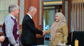 Wakil Gubernur NTB Indah Dhamayanti Putri atau akrab disapa Umi Dinda menerima kunjungan Konsulat Jenderal Amerika Serikat bersama tim Ambassadors Water Expert Program (AWEP) di Kantor Gubernur NTB untuk membahas pengelolaan sumber daya air, dampak pertambangan, serta pelestarian lingkungan dan Gunung Rinjani.