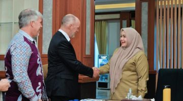 Wakil Gubernur NTB Indah Dhamayanti Putri atau akrab disapa Umi Dinda menerima kunjungan Konsulat Jenderal Amerika Serikat bersama tim Ambassadors Water Expert Program (AWEP) di Kantor Gubernur NTB untuk membahas pengelolaan sumber daya air, dampak pertambangan, serta pelestarian lingkungan dan Gunung Rinjani.
